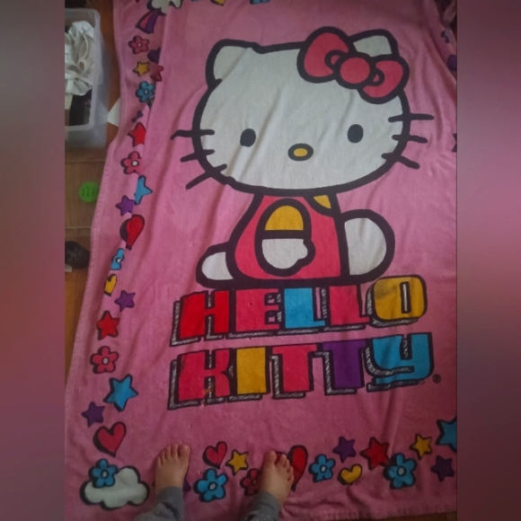 Hello kitty warm and cozy blanket - Picture 1 of 16